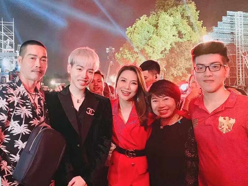 Nhờ một loạt sản phẩm âm nhạc được đầu tư chỉn chu và chuyên nghiệp như: “Ánh nắng của anh”, “Ta còn yêu nhau”, “Yêu được không”, “Hết thương cạn nhớ”, Đức Phúc ngày càng khẳng định được tên tuổi.