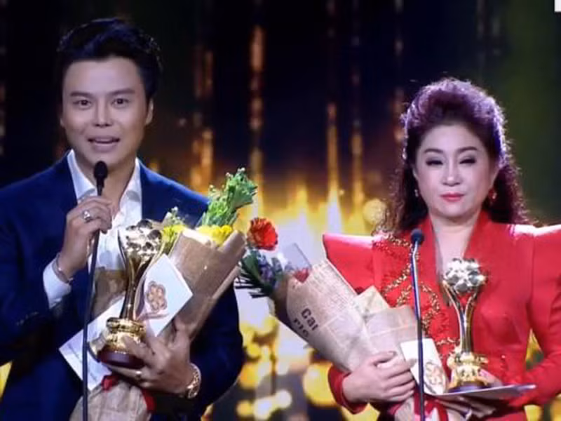Nam diễn viên Võ Minh Lâm và nghệ sĩ Thoại Mỹ giành giải "Nam/nữ diễn viên sân khấu được yêu thích nhất".