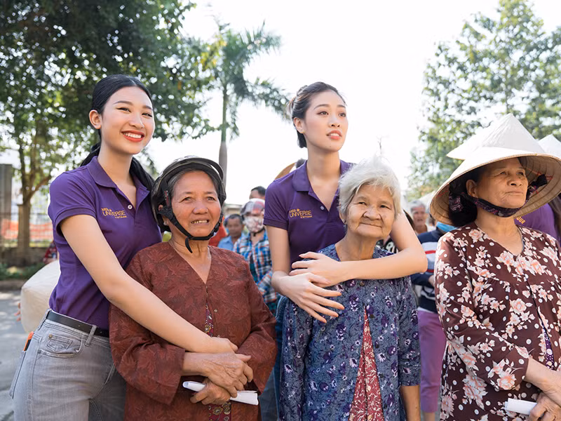 Khánh Vân tích cực tham gia các hoạt động thiện nguyện sau khi đăng quang.