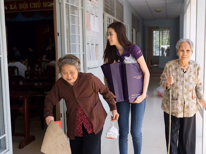 Khánh Vân trao quà Tết cho người dân nghèo có hoàn cảnh khó khăn tại Long An.