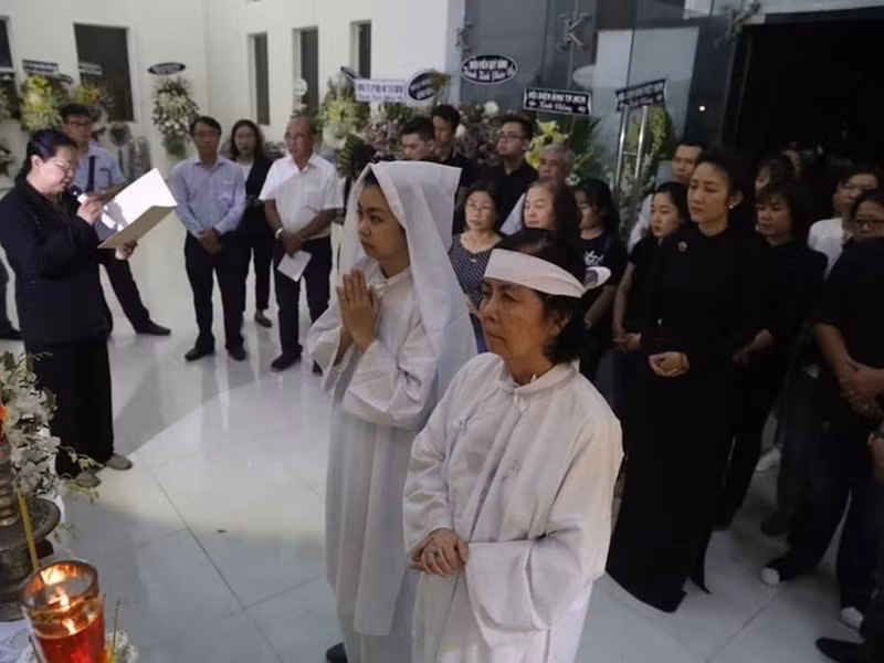 Bà Dương Cẩm Thúy- chủ tịch Hội điện ảnh TP.HCM đọc điếu văn tri ân cống hiến cho nghệ thuật của Chánh Tín.
