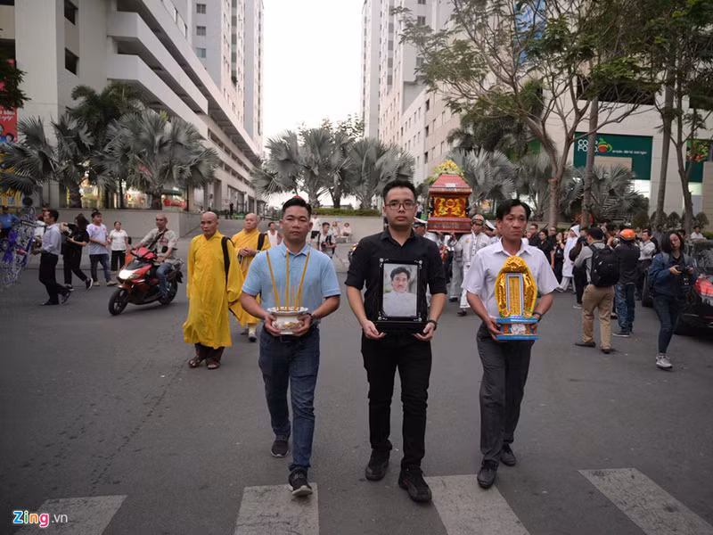 Theo thông báo từ trước đó, con trai của nam nghệ sĩ có mặt tại nghĩa trang để nhìn mặt cha lần cuối. Chia sẻ trên Zing, ca sĩ Bích Trâm cho biết, con trai định cư ở Canada 7 năm nay.