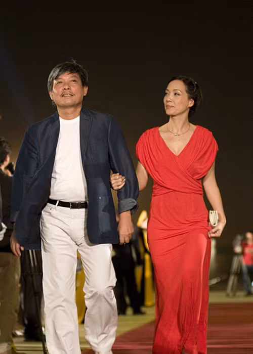 Ngoài đời, Lê Khanh kết hôn cùng đạo diễn Phạm Việt Thanh. Cả hai vốn nên duyên khi cộng tác trong bộ phim "Săn bắt cướp". Ảnh: Đẹp