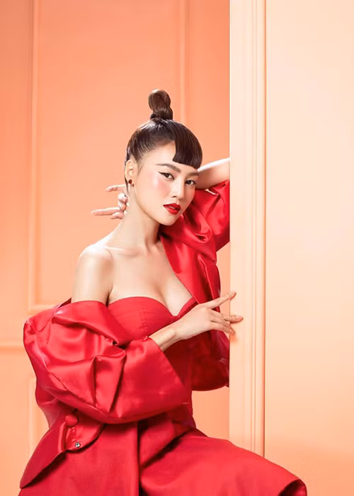 Nữ diễn viên chuộng váy áo hở bạo.