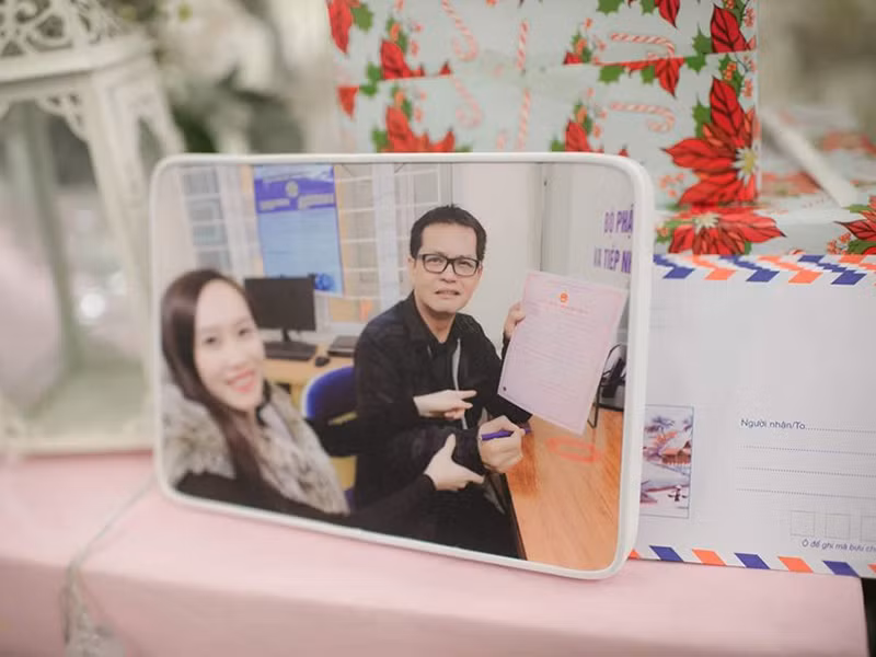 Vốn kín tiếng nên trong suốt 4 năm hẹn hò, Trung Hiếu và Thu Hà không công khai chuyện tình cảm.