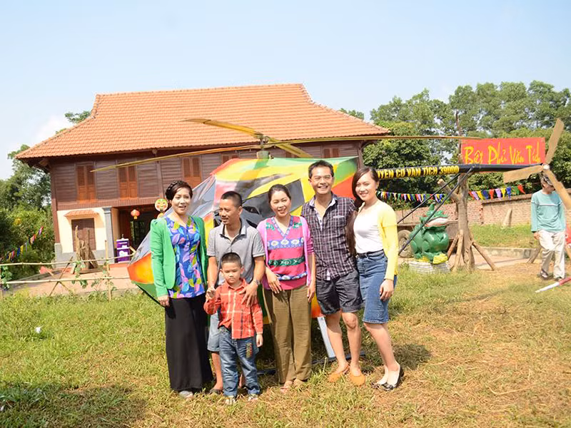 Trong "Đại gia chân đất", vợ chồng Trung Hiếu đóng vai bố chồng - con dâu. Ảnh: Đời sống pháp luật