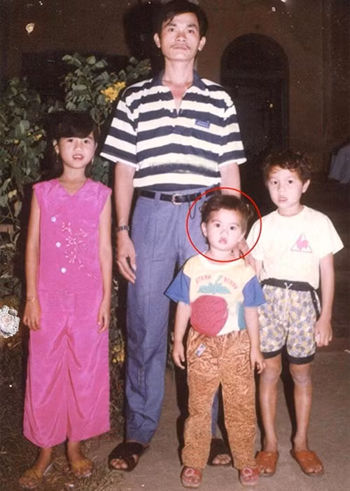  Hình ảnh Ngọc Trinh hồi nhỏ bên bố.