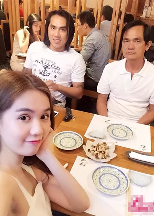 Theo Tri thức trẻ năm 2015, Ngọc Trinh mỗi tháng đưa bố 10 triệu để chi tiêu nên ông không đi làm mà chỉ ở nhà nghỉ ngơi.
