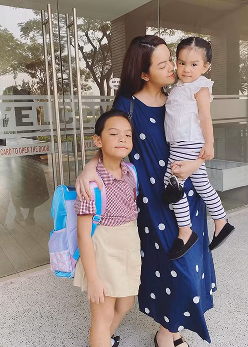 Nữ ca sĩ và chồng cũ hiện vẫn gọi điện, nhắn tin cho nhau hằng ngày để thông báo về tình hình các con.