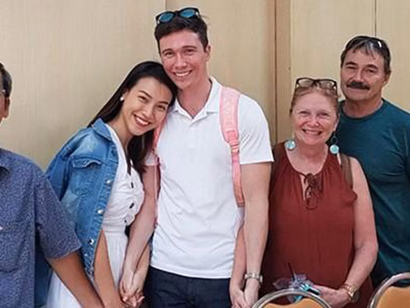 MC Hoàng Oanh kết hôn với ông xã Jack vào năm 2019. Vì vậy, giống như Đàm Thu Trang, đây là cái Tết đầu tiên Hoàng Oanh đi làm dâu.