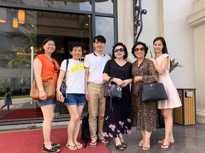 Sau đám cưới, với tư cách con dâu mới, Đông Nhi cùng mẹ chồng và các thành viên trong gia đình họ Ông xuống phố đi dạo.