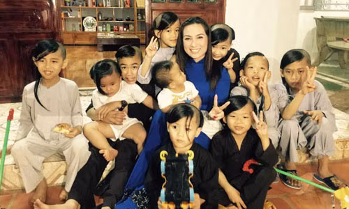 Nu ca si tuoi Ty nuoi 23 tre ngheo, mo coi: Than phuc long thien!-Hinh-3