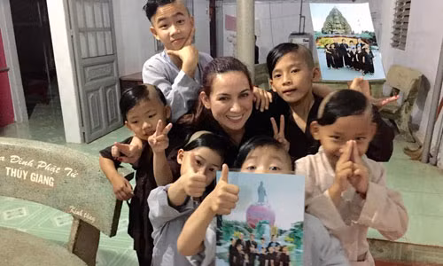 Nu ca si tuoi Ty nuoi 23 tre ngheo, mo coi: Than phuc long thien!-Hinh-2