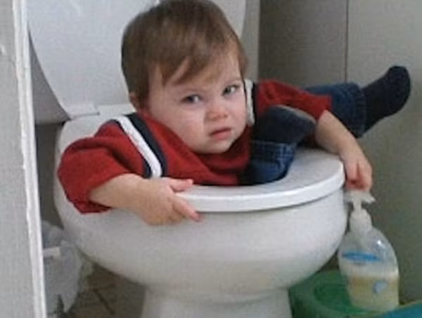 Cậu bé tội nghiệp nhất quả nhất... với pha mắc kẹt bồn cầu thế này.