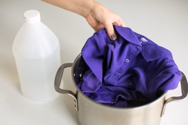 Tăng tuổi thọ cho vải và màu quần áo: Ngâm quần áo màu trong hỗn hợp giấm và một phần nước trong 20 phút để ngăn chặn việc phai màu trong quá trình bạn giặt sau này.