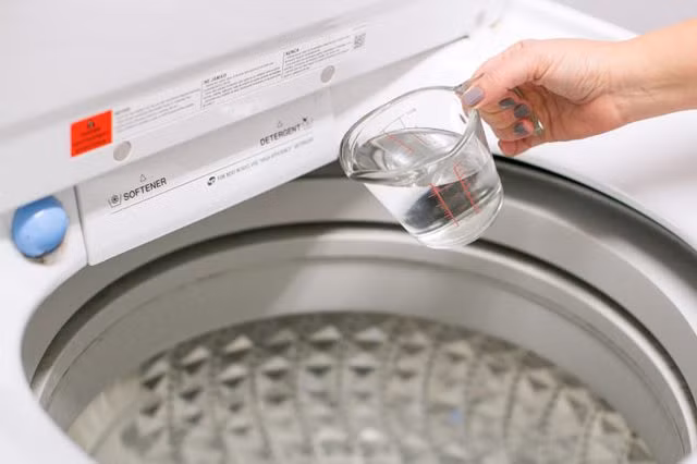 Làm mềm vải bằng giấm: Thay vì tốn tiền mua các loại nước xả vải công nghiệp bạn hãy áp dụng phương pháp làm mềm vải bằng giấm trắng tự nhiên. Giấm đóng vai trò như một chất làm mềm vải tự nhiên mà không để lại bất kỳ dư lượng chất độc hại nào. Bạn chỉ cần thêm 1/2 chén giấm vào chu kỳ cuối cùng của máy giặt.