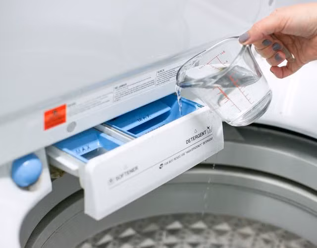 Giấm cũng có tác dụng làm sạch máy giặt rất tốt.