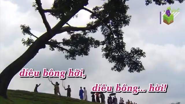 Nhà thơ kể lại rằng, ông si mê vẻ đẹp của chị Vinh, lẽo đẽo đi theo chị Vinh, chỉ để ngắm thôi. Một buổi chiều, ông theo chị Vinh ra cánh đồng sau nhà. Tháng 10, lúa đã gặt chỉ còn trơ gốc rạ. Chị lúi húi tìm một thứ lá cây mọc ở gò đất. Ông cũng tìm hộ chị. Lá ấy tên gì ông không nhớ.
