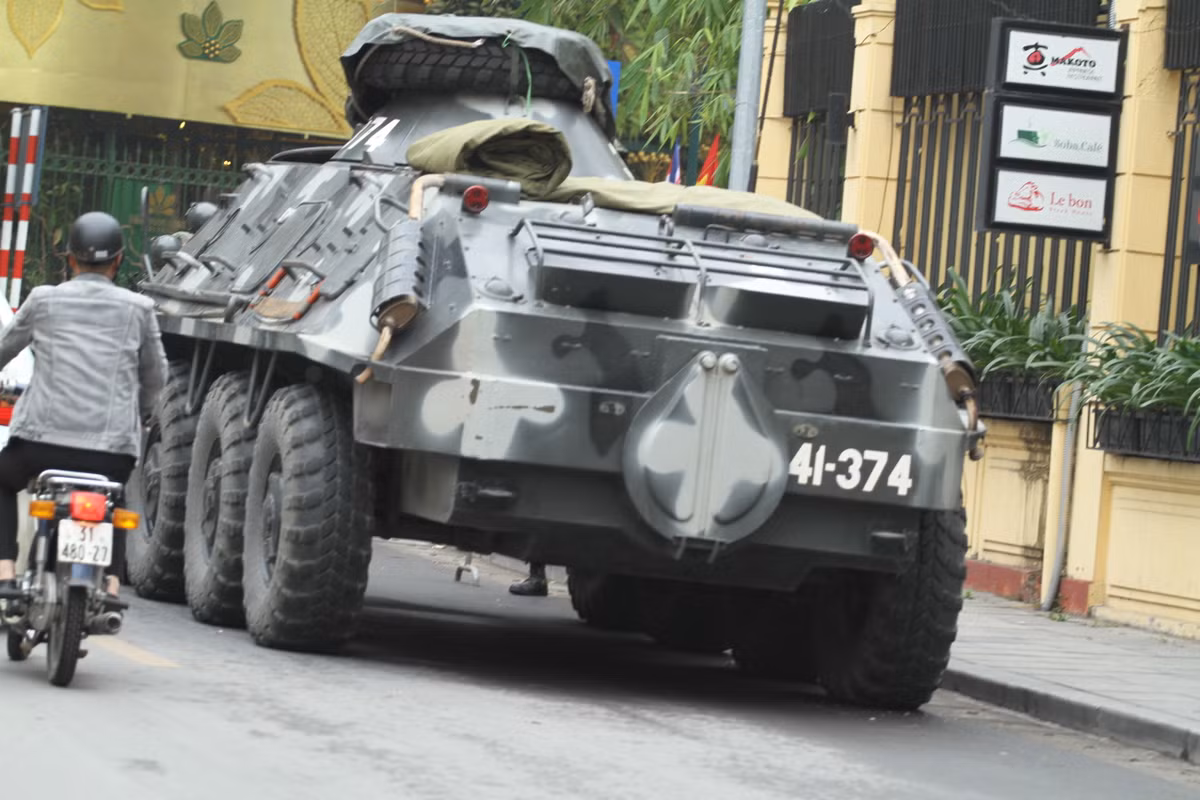 Ưu điểm của BTR-60 nằm ở tính cơ động cao, chở được nhiều binh lính (tới 16 người), dễ sử dụng cũng như bảo trì. Lớp giáp của BTR-60PB không quá dày nhưng có tác dụng bảo vệ khá tốt cho binh sĩ bên trong. Xe có khả năng chạy ở tốc độ tối đa tới 80km/h trên đường bằng và dự trữ hành trình theo nhiên liệu khoảng 500km.