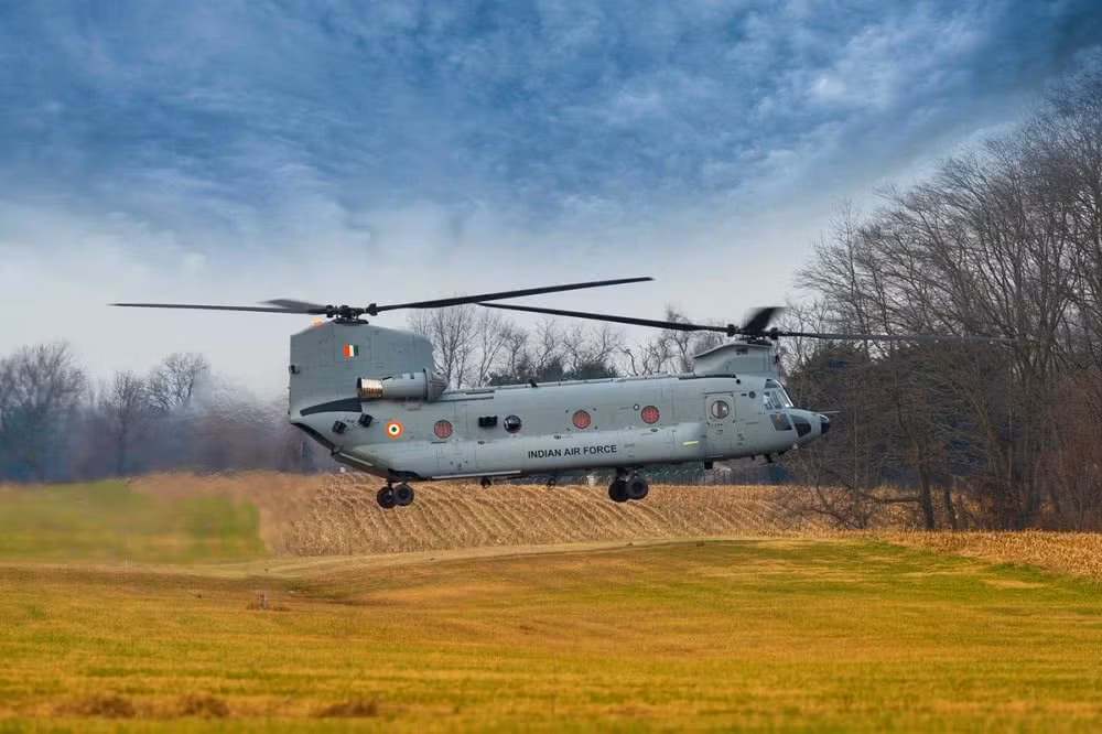 CH-47 đã ra đời từ năm 1961 và tới nay vẫn là một trong những loại trực thăng vận tải chủ lực cho quân đội nhiều nước trên thế giới. Giá thành của mỗi chiếc CH-47F vào khoảng hơn 40 triệu USD. Nguồn ảnh: QQ.