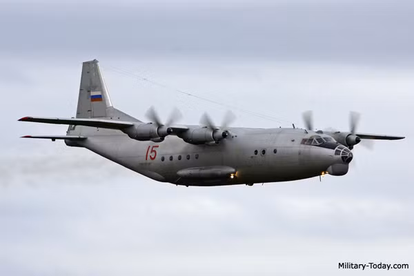 Với chỉ tổng cộng 2 tiếng cho một lượt bay, mỗi ngày một chiếc An-12 có thể bay tối đa tới 10 lượt Tân Sân Nhất - Hà Nội - Tân Sơn Nhất (bay ra đầy tải, bay rỗng vào ngược TP HCM). Với mỗi lượt chuyển được tối đa 100 binh sĩ cùng vũ khí ra miền Bắc, mỗi ngày một chiếc An-12 có thể chở ra Hà Nội được tối đa tới 500 binh sĩ. Nguồn ảnh: Military-today.