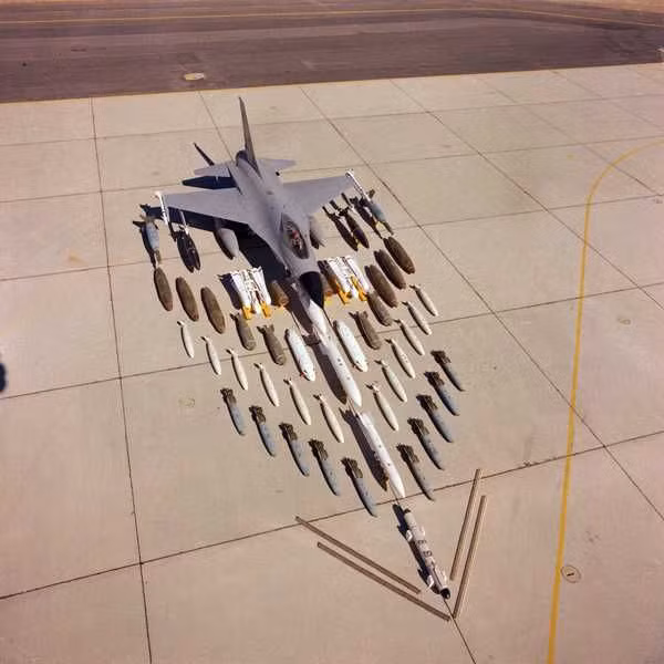 Tuỳ từng nhiệm vụ mà cấu hình vũ khí cơ bản của F-16 sẽ có phần khác biệt. Ví dụ với các nhiệm vụ không đối không, F-16 sẽ có tới... 6 kiểu cấu hình vũ khí khác nhau với việc mang theo được 2 tên lửa AIM-7 Sparrow hoặc 6 tên lửa AIM-9, AIM-120, AIRIS-T hoặc Python-5. Nguồn ảnh: Pinterest.