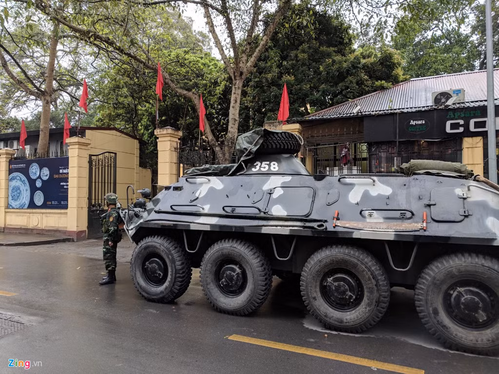 Chốt thứ nhất với 4 xe thiết giáp BTR-60PB triển khai ở phố Phạm Ngũ Lão, Hoàn Kiếm và chốt thứ hai cũng với 4 xe triển khai ở phố Hỏa Lò (Hà Nội), cách khách sạn Melia không xa, nơi dự kiến lãnh đạo Triều Tiên sẽ lưu lại trong những ngày ở Việt Nam. Ảnh: Zing news