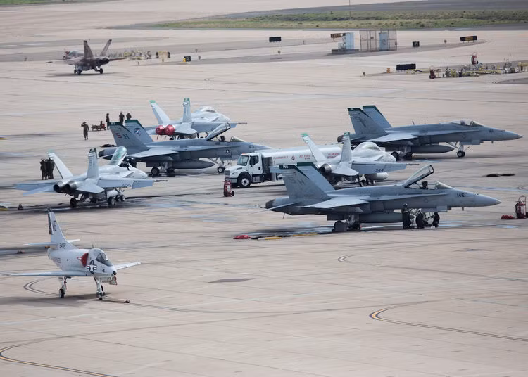 30 chiếc tiêm kích F/A-18 tham gia màn trình diễn này là các loại F/A-18A, C và D thuộc về Liên đoàn MAG-11 thuộc Không quân Thuỷ quân Lục chiến Mỹ. Được biết sau màn trình diễn này những chiếc F/A-18C của MAG-11 sẽ chính thức nghỉ hưu. Nguồn ảnh: BI.