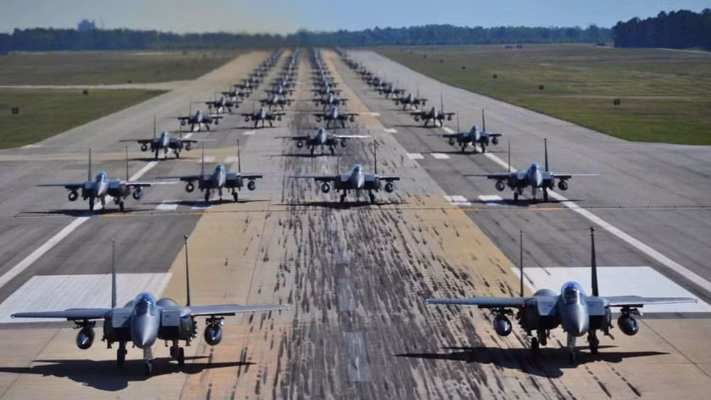 F-15 cũng có khả năng cất cánh theo kiểu Voi đi bộ như thế này. Nguồn ảnh: BI.