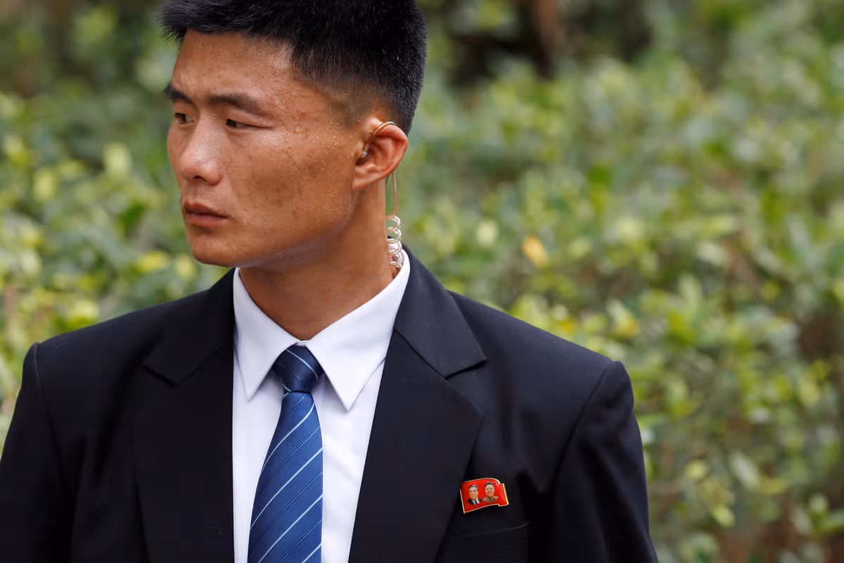 Tuy nhiên, nguồn tin BBC cho rằng vẫn còn rất nhiều gương mặt mới khác luôn xuất hiện cùng với sự có mặt của ông Kim Jong-un - chứng tỏ lực lượng này luôn được thay người liên tục. Nguồn ảnh: Furyon.