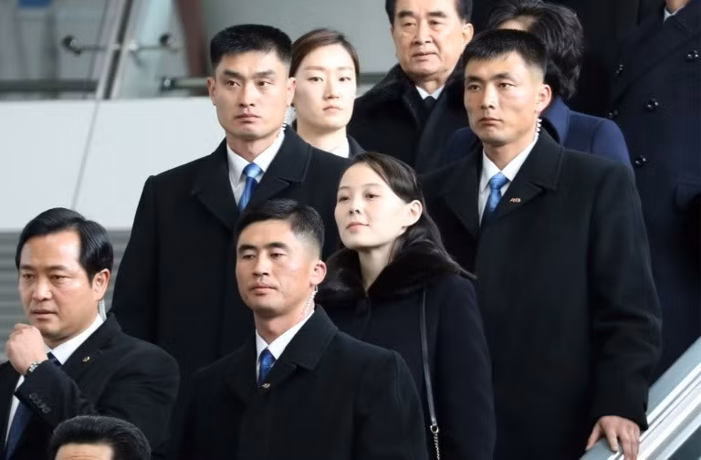 Lực lượng "cận vệ áo đen" này của Triều Tiên không chỉ làm nhiệm vụ bảo vệ nhà lãnh đạo Kim Jong-un, mà còn có nhiệm vụ các yếu nhân khác của Bình Nhưỡng trong các chuyến công du nước ngoài. Trong ảnh là bà Kim Yo-jong - em gái của ông Kim Jong-un cùng lực cận vệ trong chuyến công du đến Hàn Quốc trong năm 2018. Nguồn ảnh: KBS.
