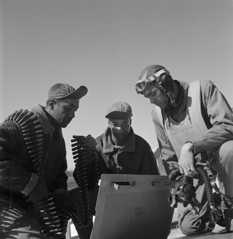 Tới đầu năm 1944, các phi công da màu thuộc Không đoàn 332 mới bắt đầu được tham chiến quy mô lớn trên mặt trận Italia. Tới tháng 6/1944, lực lượng này tiếp tục được điều tới Pháp để yểm trợ cho cuộc không chiến ở đây. Nguồn ảnh: BI.