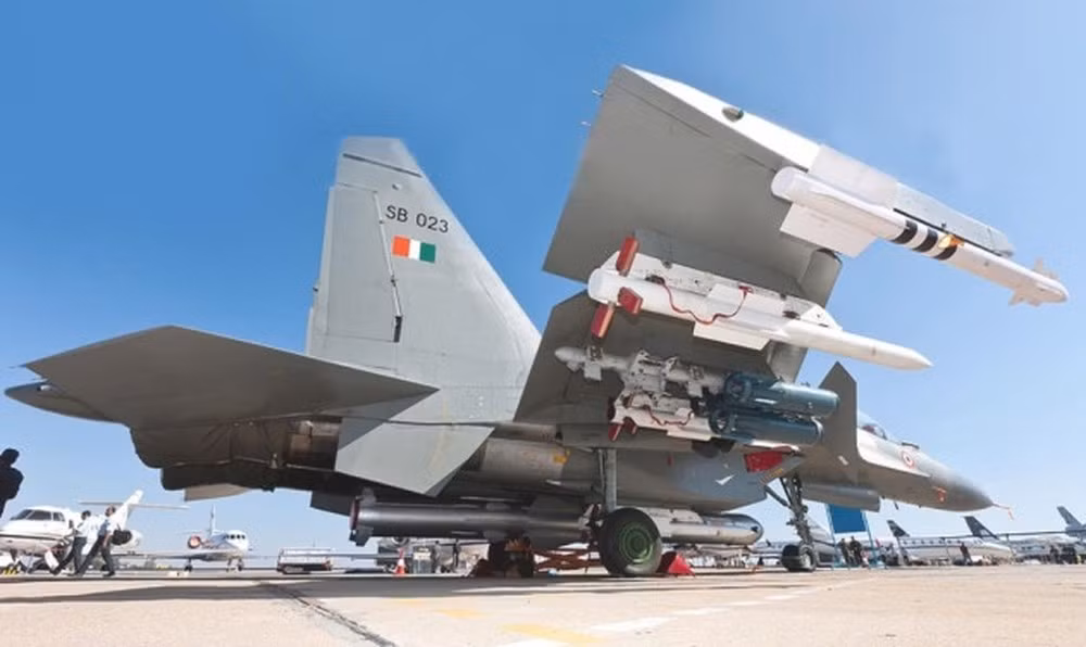 Giá thành của mỗi quả tên lửa siêu thanh BrahMos lên tới 2,8 triệu USD. Loại tên lửa này có trọng lượng tổng cộng 3.000 kg, riêng phiên bản phóng từ trên không là BrahMos-A có trọng lượng chỉ 2.500 kg. Đối với BrahMos-NG con số này nhiều khả năng sẽ xuống dưới mức 1.000kg. Nguồn ảnh: Pinterest.