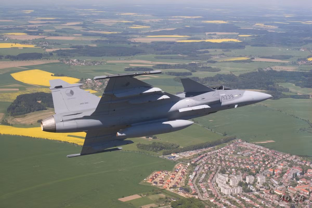 Hiện tại, so với các loại tiêm kích khá của đồng minh, Gripen mà đặc biệt là phiên bản Saab Gripen E được đánh giá là loại tiêm kích có hiệu quả tác chiến điện tử và áp chế radar đối phương tốt bậc nhất. Nguồn ảnh: Flickr.