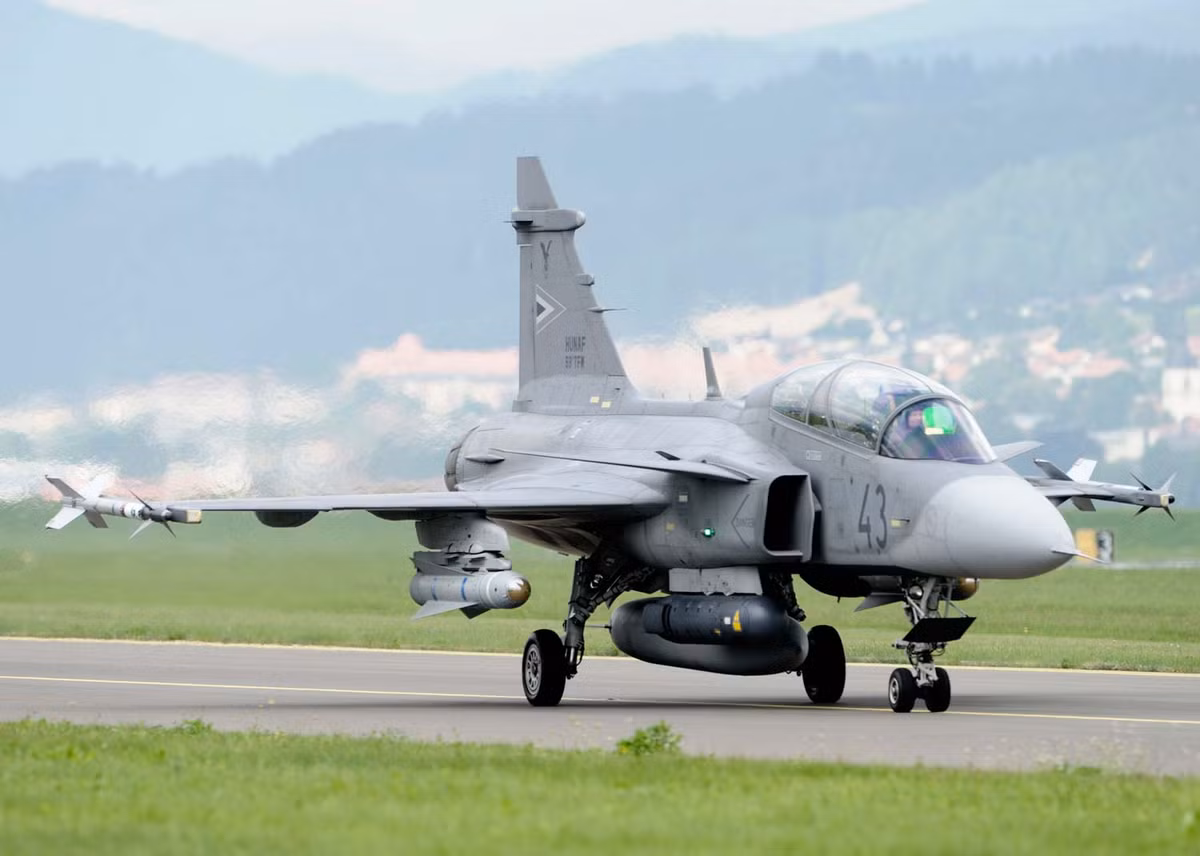 Theo đó, với khả năng tác chiến điện tử vượt trội, các tiêm kích Gripen dù không tàng hình vẫn sẽ khiến đối phương khó có thể tấn công được do nó áp chế điện tử quá mạnh, làm mù các hệ thống vũ khí, dẫn đường của địch. Nguồn ảnh: JAS.
