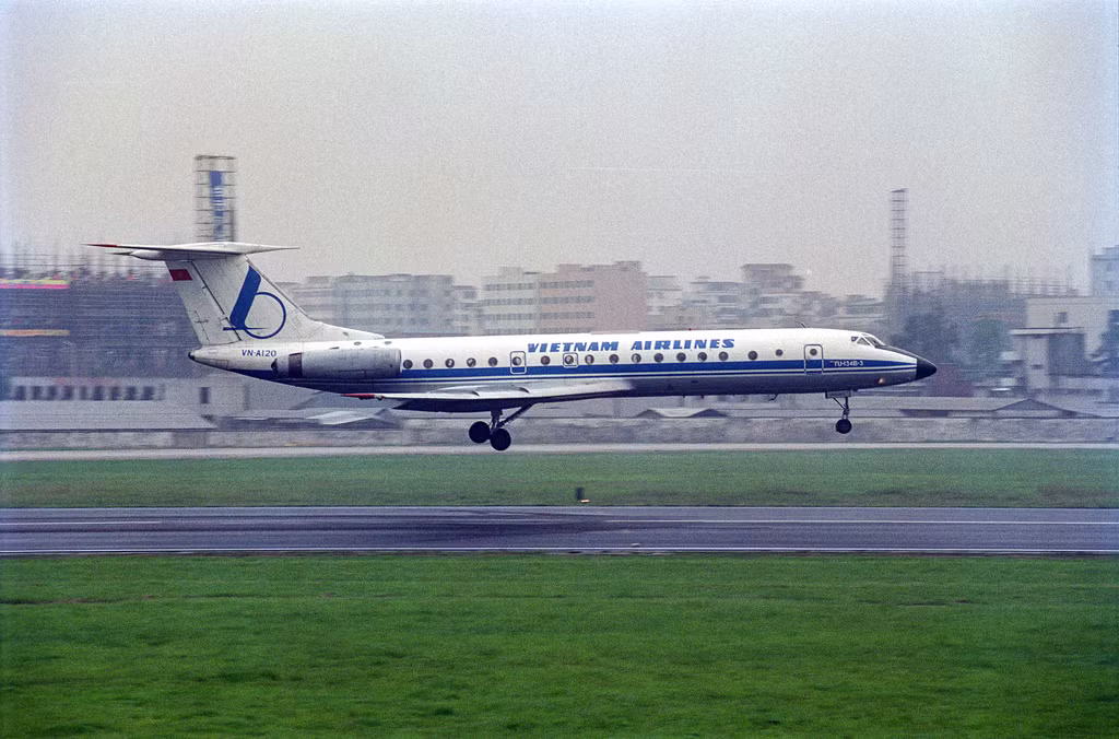 Trên lý thuyết thì Tu-134 có thể chở được 80 người, phi công của ta đã khéo léo tính toán, tháo bớt ghế và chở được tối đa tới 100 quân, thực hiện an toàn các chặng bay từ Phnom Penh về Tân Sơn Nhất để sau đó chuyển quân, đổi máy bay sẵn sàng được không vận tiếp ra Hà Nội. Nguồn ảnh: Airliners.