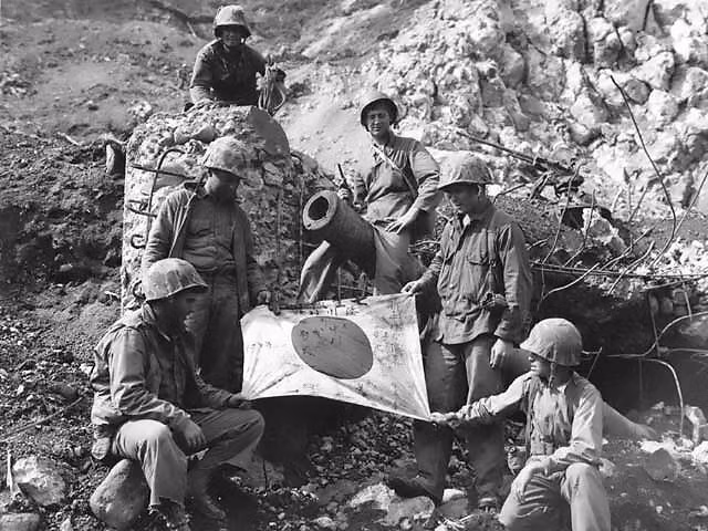 Sự đẫm máu trong trận chiến Iwo Jima khiến tướng lĩnh quân sự Mỹ tin rằng nếu đổ bộ lên lãnh thổ Nhật, ít nhất 1 triệu lính Mỹ sẽ thiệt mạng trước khi nước Nhật đầu hàng. Nguồn ảnh: Topwar.