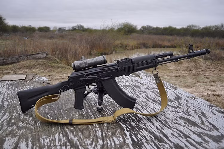 Tầm bắn hiệu quả của AK-103 cũng được nâng lên cao hơn so với các phiên bản trước, lên tới 500 mét và có độ chụm cao hơn nhiều so với các dòng AK đời trước do nó có hệ thống giảm giật hiện đại được gắn cố định ở đầu nòng. Nguồn ảnh: Sputnik.