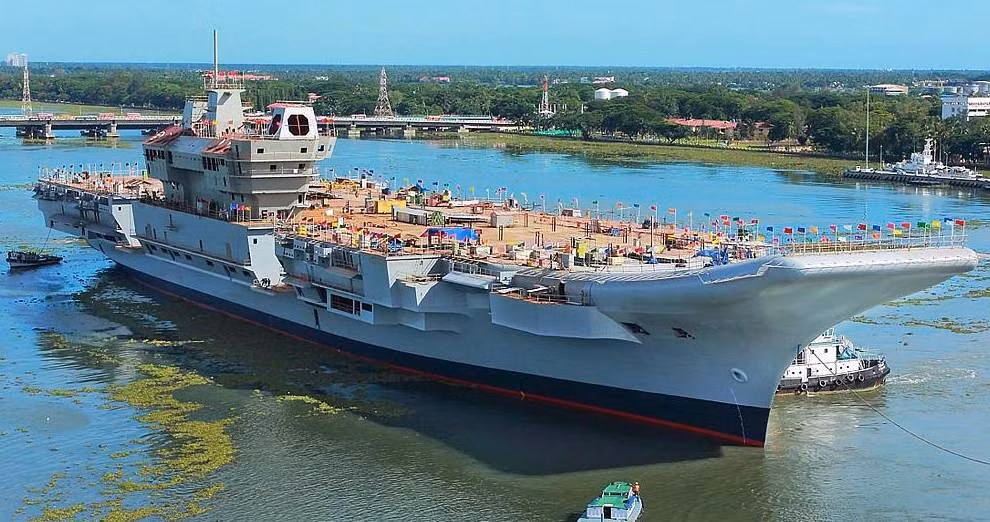 Tầm hoạt động tối đa của INS Vikrant lên tới 15.000 km cùng với thuỷ thủ đoàn biên chế đầy đủ vào khoảng 1600 người bao gồm cả lực lượng Không quân Hải quân. Nguồn ảnh: QQ.