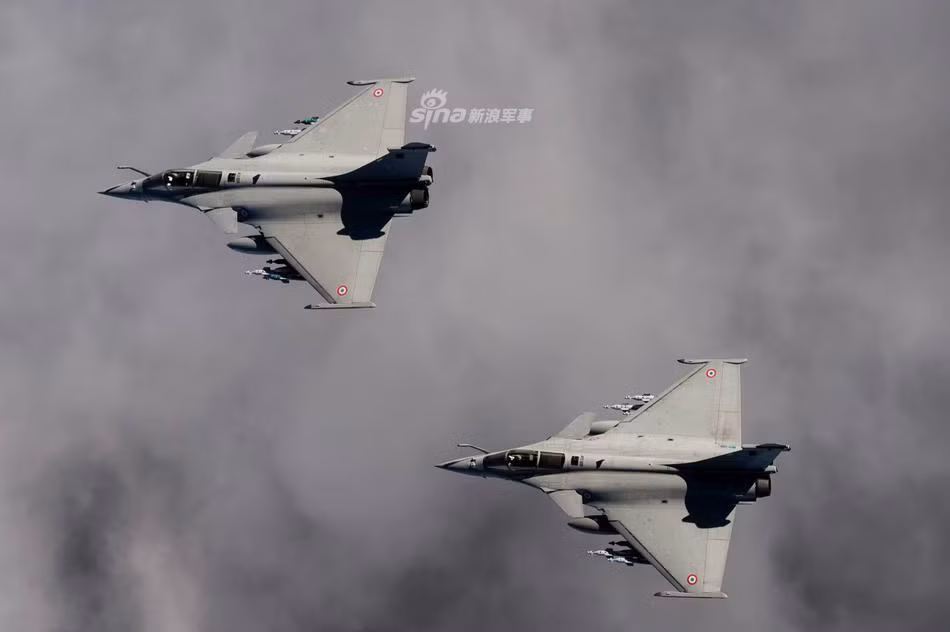 Với việc là một tiêm kích 7 trong 1, tiêm kích Rafale có khả năng mang vũ khí cực kỳ đáng nể. Theo đó nó có thể mang được tối đa tới 9,5 tấn vũ khí các loại dưới 14 giá treo kèm theo 1 khẩu pháo 30mm với dự trữ đạn 125 viên. Nguồn ảnh: Sina.