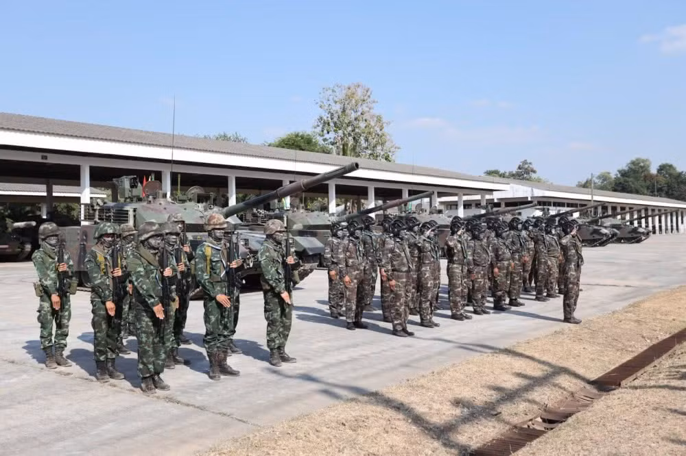 Có thể thấy, số lượng xe tăng chủ lực VT-4 của lực lượng này đã đầy đủ, sẵn sàng chiến đấu kèm theo đó là không chỉ xe tăng VT-4 mà còn có cả một vài phụ kiện, thiết bị khác của lực lượng này cũng do Trung Quốc sản xuất. Nguồn ảnh: QQ.