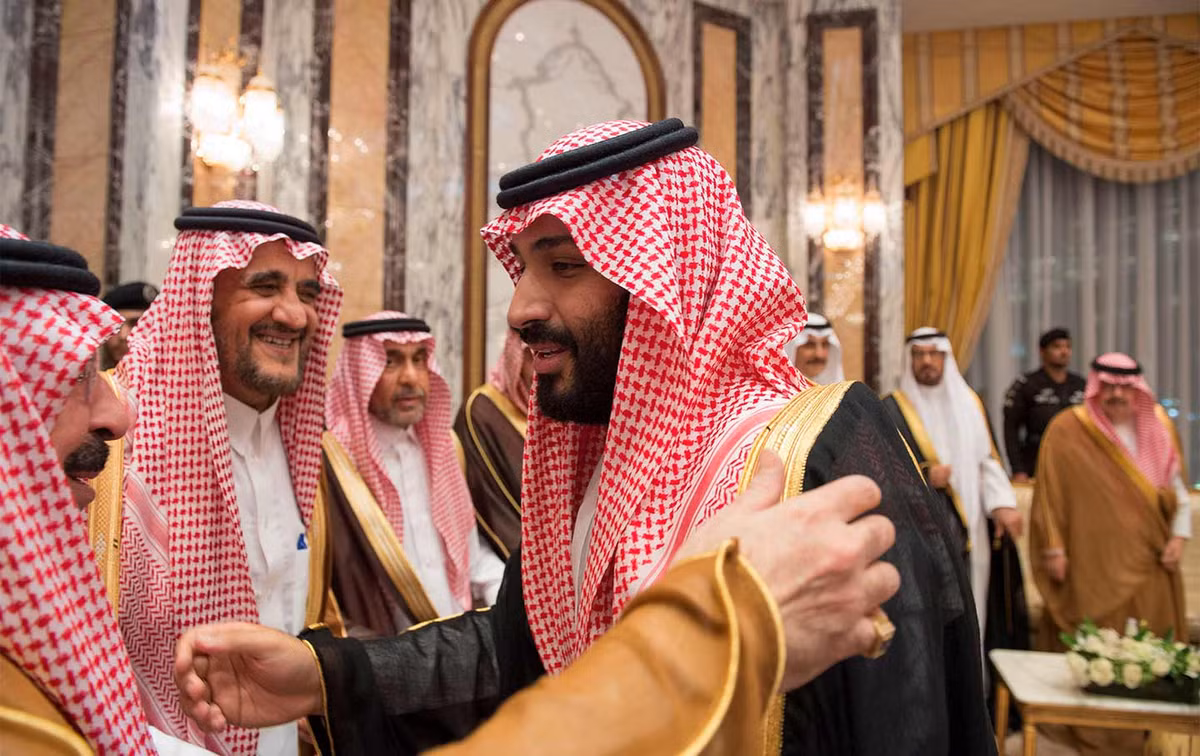 Ả Rập Xê-út là một trong những quốc gia Trung Đông vẫn duy trì được trang phục truyền thống của mình với áo choàng và khăn đội đầu. Tuy nhiên những bộ trang phục này cũng được cách tân với quần âu và áo sơ mi cùng giầy tây. Nguồn ảnh: MNN.