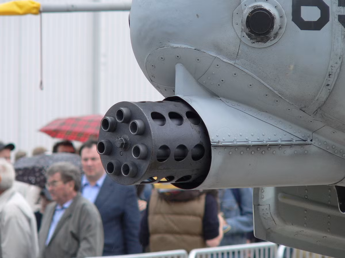 Khẩu pháo điện GAU-8 Avenger hay còn có tên gọi tắt chỉ là GAU-8 là mẫu pháo tự động đa nòng 30mm (7 nòng), được sử dụng chủ yếu bởi Không quân Mỹ trên những chiếc cường kích A-10 - và là yếu tố chính tạo khả năng tấn công tuyệt vời cho loại máy bay này. Nguồn ảnh: USAF.