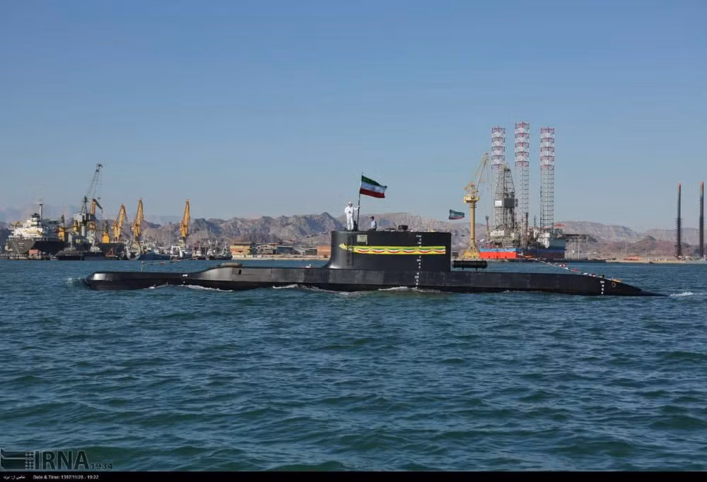 Theo truyền thông nhà nước Iran, tàu ngầm tấn công diesel-điện mới nhất của nước này mang tên Conqueror - hay "Kẻ chinh phạt" vừa chính thức được đưa vào trang bị hôm 17/2 vừa qua. Nguồn ảnh: IRNA.