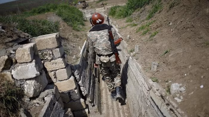 Mặt khác ở Yerevan, họ thấy rằng người Israel đang chơi trò chơi chính trị nhiều bước của riêng họ , nơi Armenia có thể kết thúc với tư cách là một trong những kẻ thua cuộc chính.