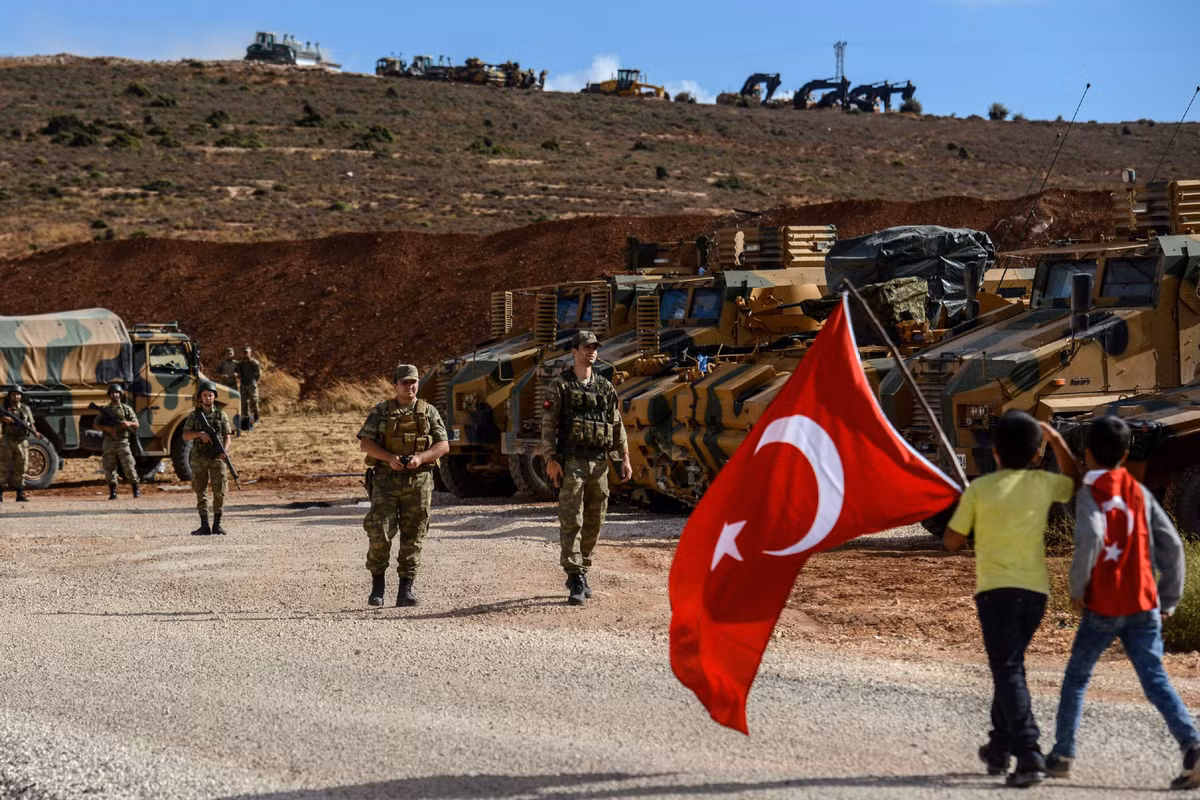 Bình luận về tuyên bố trên của Tổng thống Thổ Nhĩ Kỳ, giới chuyên gia cho rằng ông Erdogan quyết định thử đi theo con đường mà Sultan Suleiman nổi tiếng của Đế chế Ottoman đã bước qua, với mục đích tìm lại hào quang xưa.