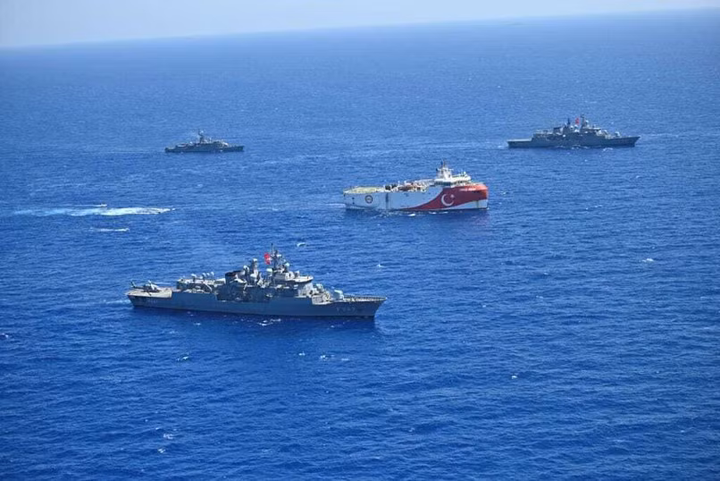Các chuyên gia phương Tây lưu ý, đối với bản thân Tổng thống Erdogan, cách tiếp cận mà ông ta theo đuổi có thể kết thúc tồi tệ, vì "chính sách tập trung vào chủ nghĩa quân phiệt như vậy cuối cùng sẽ mất đi sự ủng hộ từ công chúng Thổ Nhĩ Kỳ".