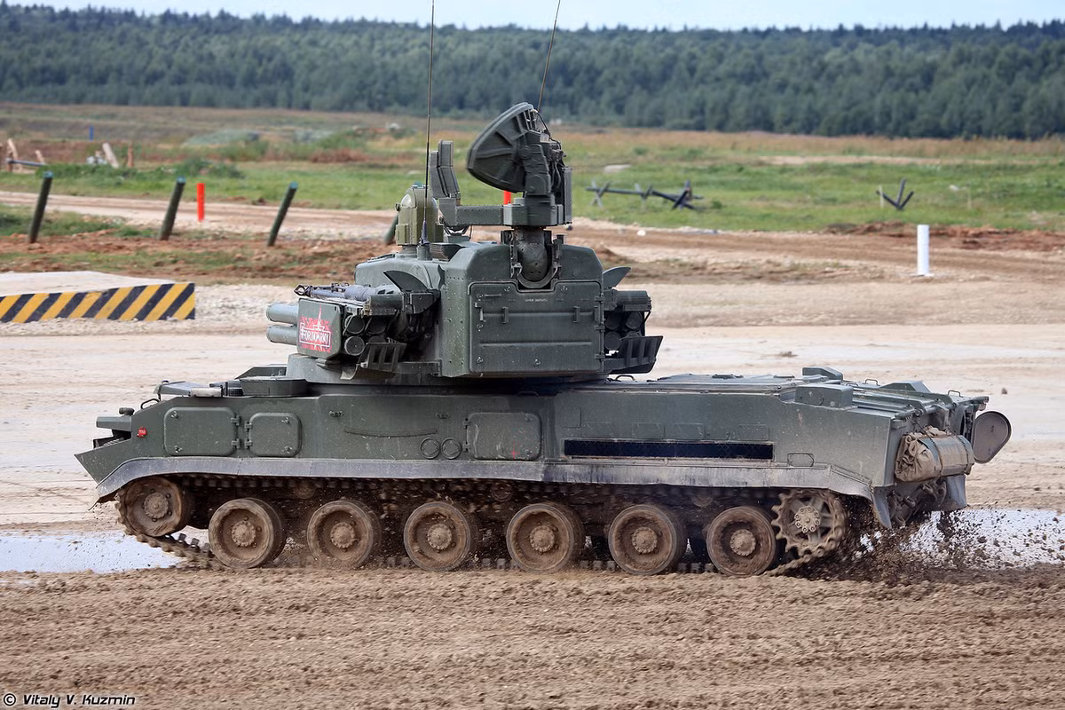 Khung bệ cơ sở GM-5975 dùng cho tổ hợp phòng không tự hành Tunguska-M1 có thể đạt tốc độ lên tới 65km/h, dự trữ hành chình 500km, hoạt động được trong điều kiện nhiệt độ khắc nghiệp từ -50 độ C tới +50 độ C, hoạt động tốt trong vùng không khí loãng ở độ cao 3.000m. Giữa thân khung bệ đặt tháp pháo 2A40 tích hợp các cảm biến radar và vũ khí. Nguồn ảnh: Vitaly-Kuzmin