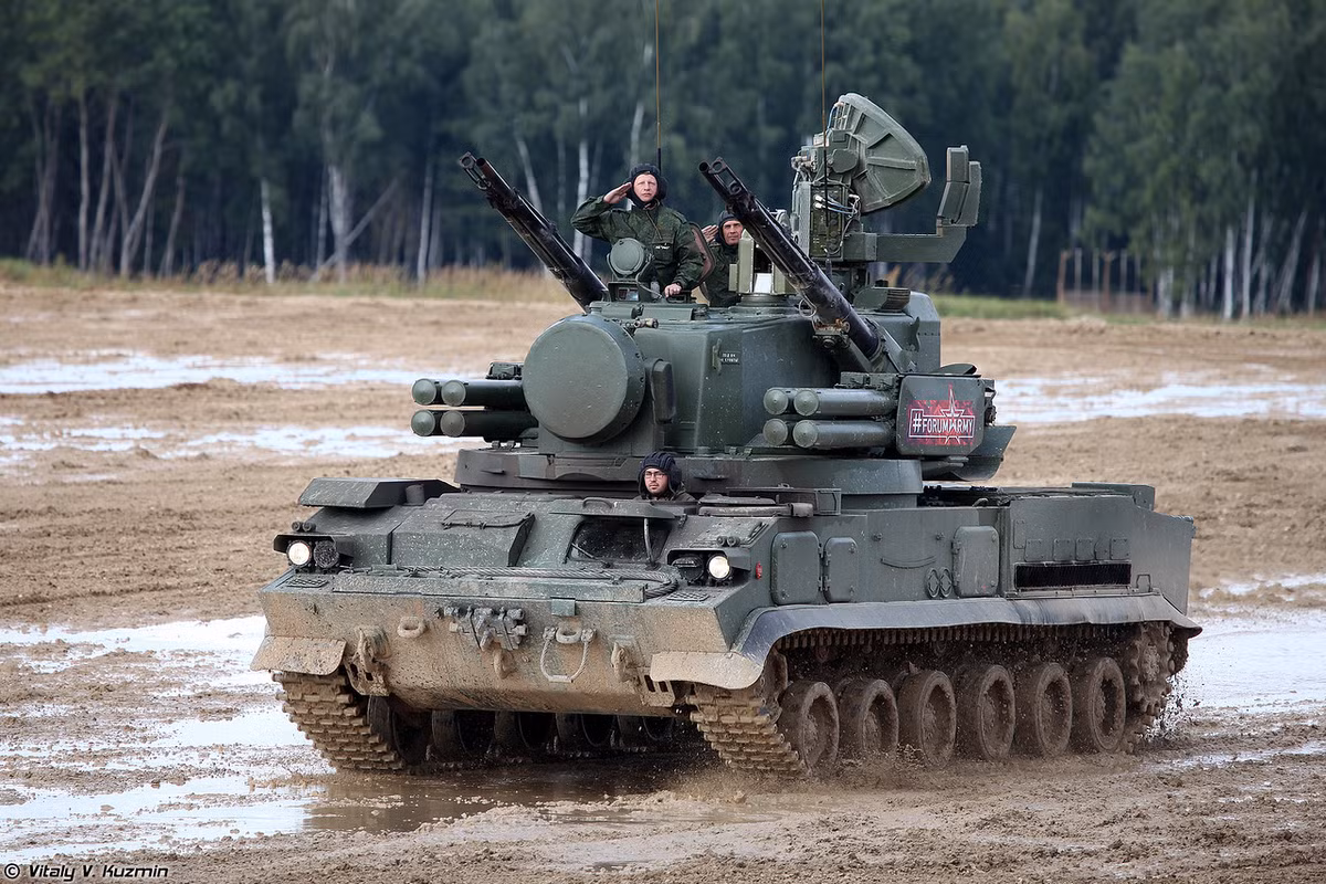  Tổ hợp phòng không 2K22M1 Tunguska-M1 được Cục thiết kế khí cụ (KBP) phát triển theo yêu cầu hiện đại của Quân đội Liên bang Nga. Nó chính thức được chấp nhận trang bị trong các Lực lượng Vũ trang Liên bang Nga từ ngày 31/7/2003. Nguồn ảnh: Vitaly-Kuzmin