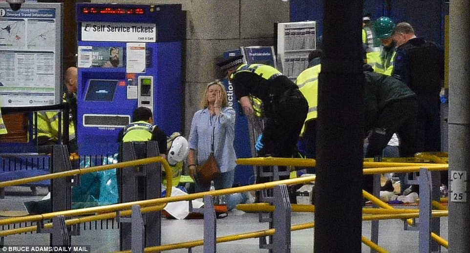 Khung cảnh bên trong Manchester Arena, nơi vừa xảy ra vụ nổ bom, được cho là tấn công khủng bố. (Ảnh: Daily Mail)